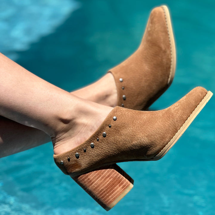 Pili Camel – Mules de Cuero Natural con Taco Mujer | DgraciaShoes